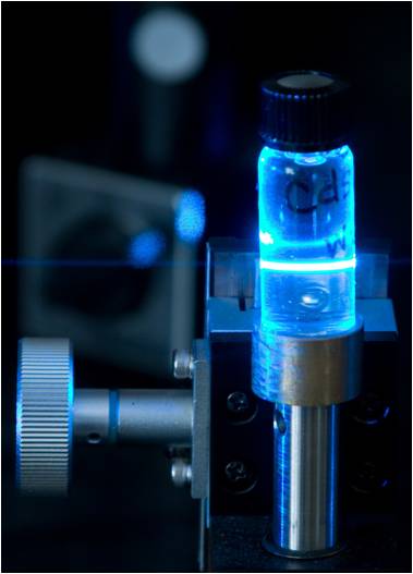 渡辺研究室　ナノ粒子溶液の発光