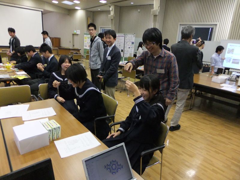 試験管の中に徐々に結晶ができてくる！魔法みたい．