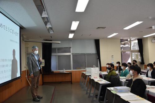 近藤英一学科長からお祝いの言葉